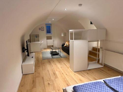 Habitación con cama y sala de estar. en Especially souterrain apartment, en Heilbronn