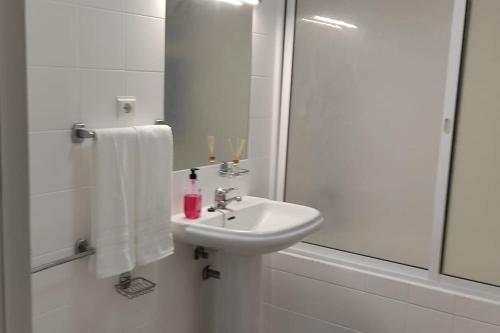 Ένα μπάνιο στο Comfy apt in the heart of Ponta do Sol
