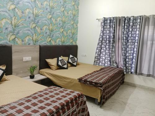 Hari Sharnam Home Stay tesisinde bir odada yatak veya yataklar