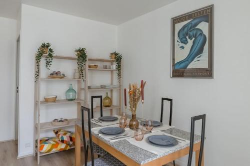 d'une salle à manger avec une table recouverte de plaques bleues. dans l'établissement Beau T3 à quelques minutes des sites Olympiques, à Montigny-le-Bretonneux
