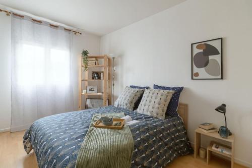 une chambre avec un lit avec un plateau dessus dans l'établissement Beau T3 à quelques minutes des sites Olympiques, à Montigny-le-Bretonneux