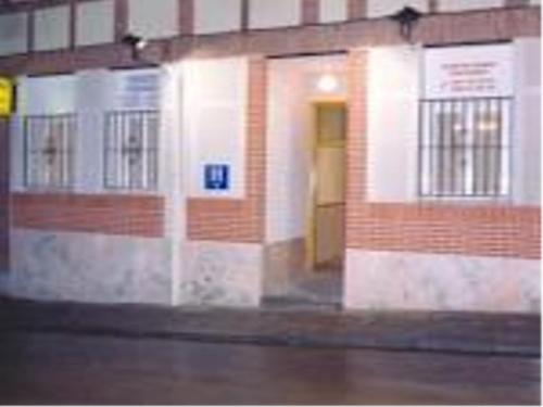 un edificio con una puerta al lado de una calle en Hostal Vadama, en Segovia