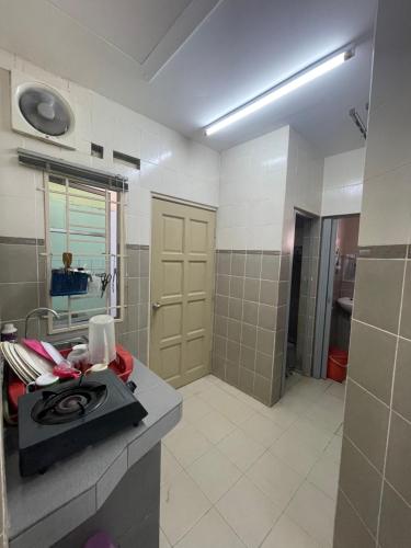 een badkamer met een wastafel en een toilet. bij HOMESTAY PANDAN 10 in Melaka