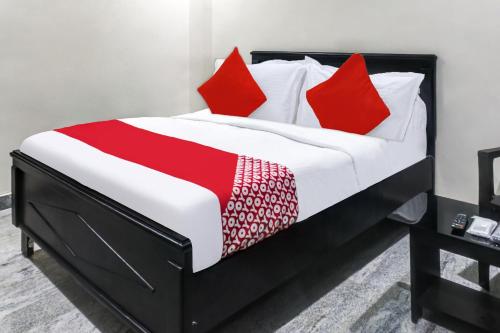 En eller flere senge i et værelse på OYO Akshaya Kanuru