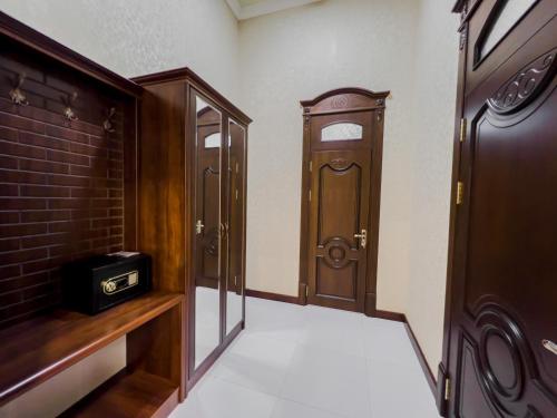 um corredor com dois elevadores e uma porta num quarto em Marakanda Hotel Samarkand em Samarkand