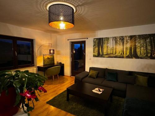 uma sala de estar com um sofá e uma mesa em Wohnung mitten im Salzkammergut em Ohlsdorf