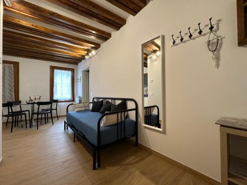 キオッジャにあるSora al Ponteのリビングルーム(青いソファ、テーブル付)