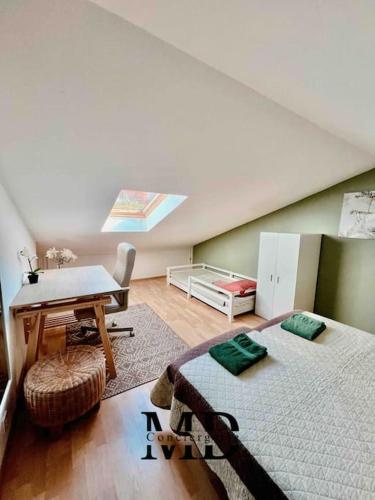 Cette chambre comprend un lit, une table et un bureau. dans l'établissement Appartement T3 • Plage à 300m • Les Oursinières, au Pradet