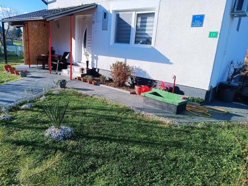 a house with a yard with a lawn sidx sidx sidx at Apartman Cirkic in Sanski most