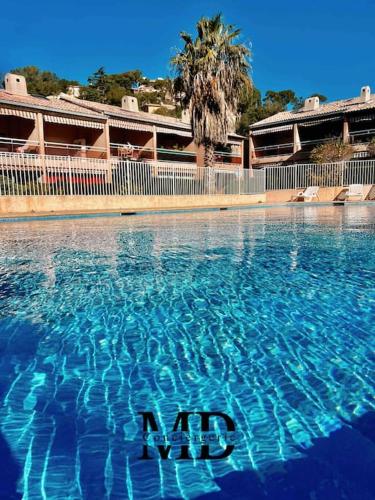 une piscine avec le mot ah écrit dans l'eau dans l'établissement Appartement T3 • Plage à 300m • Les Oursinières, au Pradet