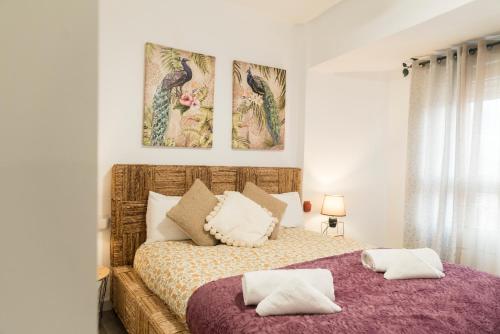 1 dormitorio con 1 cama con 2 almohadas en Apartamento El oso y el Madroño, en Villena