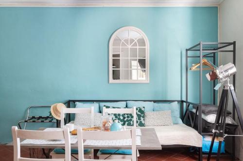 Camera blu con letto, tavolo e sedie di Centre Palais des Papes B2 Clim - 123Avignon ad Avignone