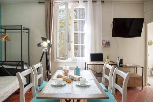 uma sala de jantar com uma mesa com um ursinho de peluche em Centre Palais des Papes B2 Clim - 123Avignon em Avignon