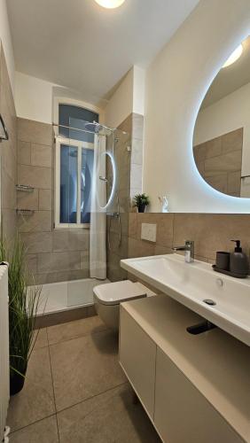 Phòng tắm tại YFB-170m2 Apartment für bis zu 15, modern, 1min zu UBahn, Ruhige Lage, Parkplätze, WIFI, Netflix, Kindergerecht