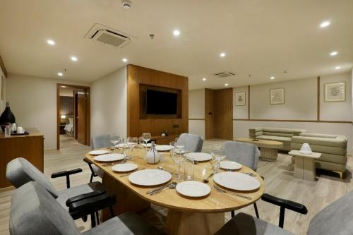 - une salle à manger avec une table et des chaises dans l'établissement Sunday Hotel Vadodara, à Vadodara