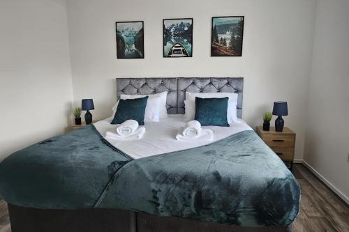 Postel nebo postele na pokoji v ubytování BSE Homes & Properties Ltd 4-Bedroom Home, Harlow , with Parking sleeps 6