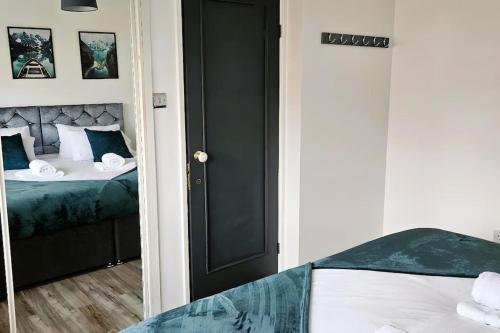 Postel nebo postele na pokoji v ubytování BSE Homes & Properties Ltd 4-Bedroom Home, Harlow , with Parking sleeps 6
