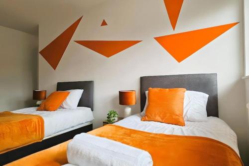 Postel nebo postele na pokoji v ubytování BSE Homes & Properties Ltd 4-Bedroom Home, Harlow , with Parking sleeps 6