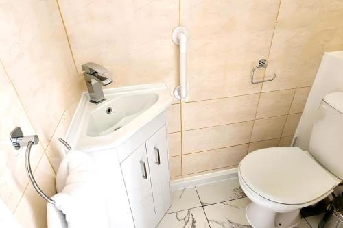Koupelna v ubytování BSE Homes & Properties Ltd 4-Bedroom Home, Harlow , with Parking sleeps 6