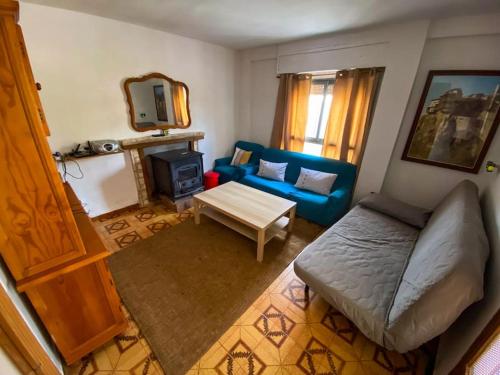 sala de estar con sofá y mesa en Villa Caliqueña, casa de campo, en Torrent