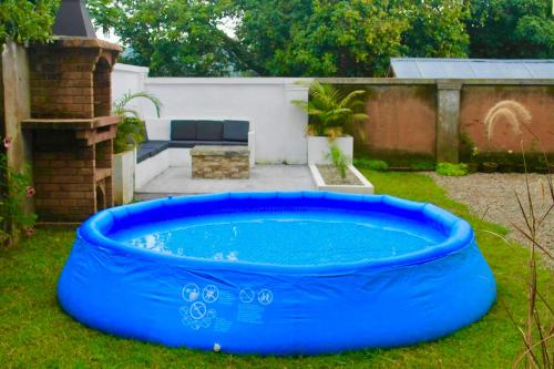 einem großen blauen aufblasbaren Pool im Hof in der Unterkunft Villa Emma Ampefy 