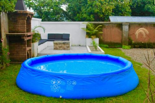 a large blue inflatable pool in a yard at Villa Emma Ampefy 