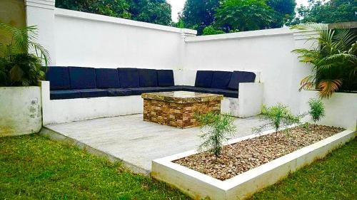 un canapé bleu assis contre un mur blanc dans l'établissement Villa Emma Ampefy, 