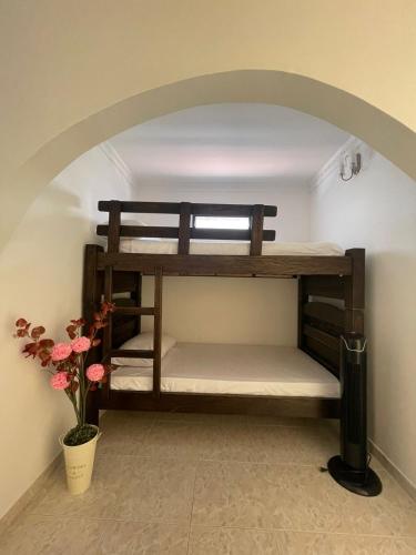 a room with two bunk beds in a room at Apartamento para máx 5 personas, habitación privada con cama doble , habitación abierta con camarote y sofá cama, comodo, bonito, central, bien ubicado, en el centro de palmira in Palmira