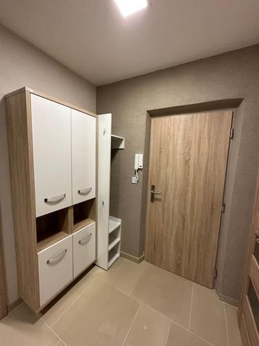 a room with a closet and a door in it at Apartmán Úsvit in Banská Bystrica
