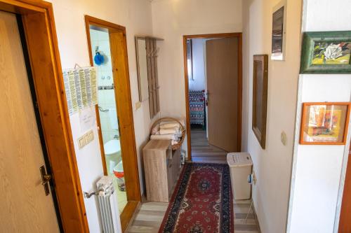 - un couloir menant à une chambre dans l'établissement Guest House Fena, à Sarajevo
