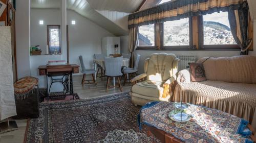 een woonkamer met een bank en een tafel bij Guest House Fena in Sarajevo
