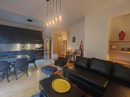 un salon avec un canapé et des chaises et une cuisine dans l'établissement LONG STAY Courbevoie charmant Apt T3 avec jardin et terrasse, calme, proche transports, à Courbevoie