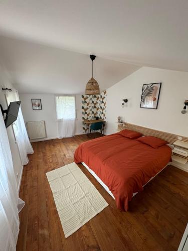 sypialnia z dużym łóżkiem i czerwonym kocem w obiekcie Maison Cosy w mieście Rezé