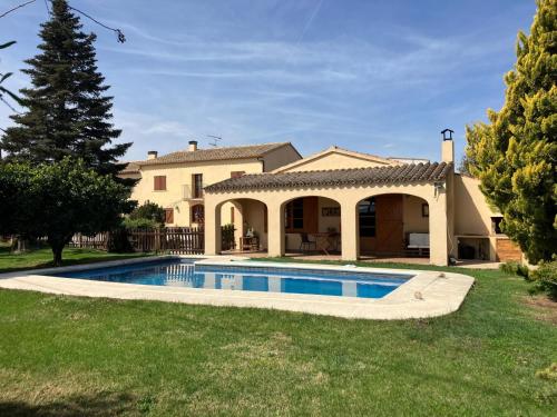 une maison avec une piscine dans la cour dans l'établissement Accommodation with private swimming pool and garden, à San Martín Sarroca