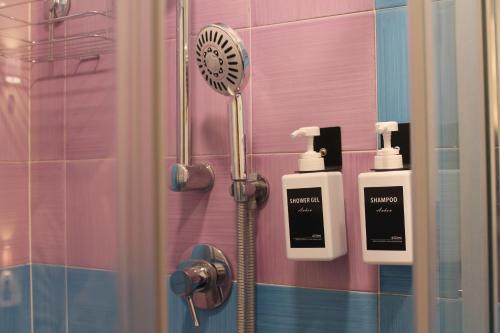 薩雷諾的住宿－SALERNO HOME STATION，浴室内配有淋浴、吹风机和肥皂分配器