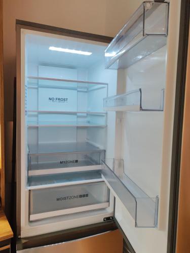 un réfrigérateur vide sans nourriture dans l'établissement LONG STAY Courbevoie charmant Apt T3 avec jardin et terrasse, calme, proche transports, à Courbevoie