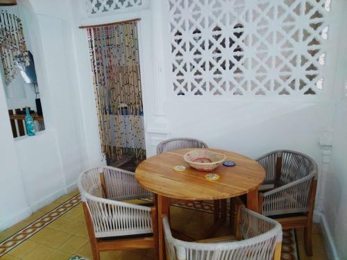 a dining room table with chairs and a wooden table at Casa Carla Cartagena Hospedaje Céntrico y Familiar in Cartagena de Indias