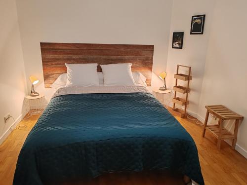 a bedroom with a large bed and two lamps at LONG STAY Courbevoie charmant Apt T3 avec jardin et terrasse, calme, proche transports in Courbevoie
