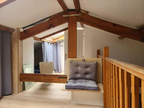 une chaise assise au milieu d'une pièce dans l'établissement charmante petite maison au calme, à Eccica-Suarella