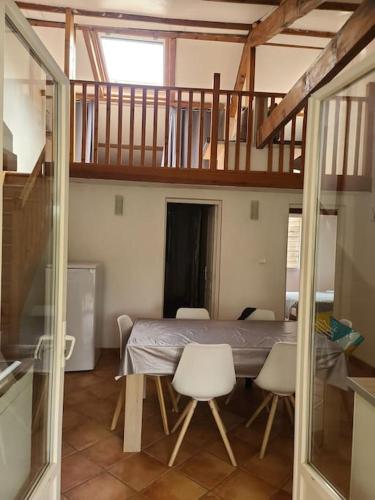 une salle à manger avec une table et quelques chaises dans l'établissement charmante petite maison au calme, à Eccica-Suarella