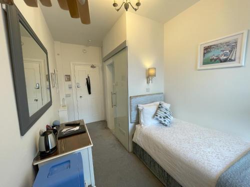 Katil atau katil-katil dalam bilik di Trefoil Guest House