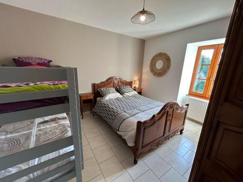 een slaapkamer met een stapelbed en een stapelladder bij Gîte en Périgord avec piscine in Celles