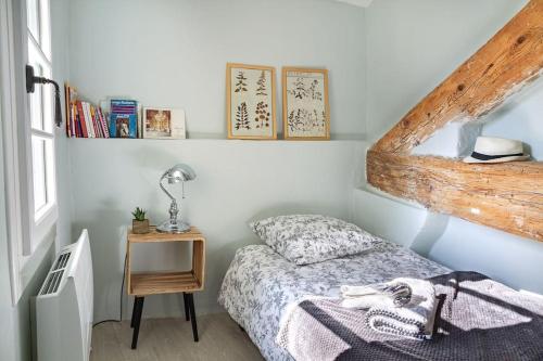 une chambre avec un lit et une table avec une lampe dans l'établissement Centre Palais des Papes B3 Clim - 123avignon, à Avignon