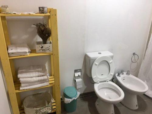 ein Badezimmer mit einem weißen WC und einem Waschbecken in der Unterkunft Dylan de MyAalquileres in Mercedes