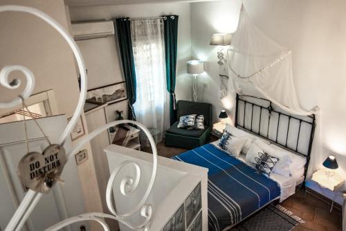 una piccola camera con letto e specchio di Barocchetto Romano a Lido di Ostia