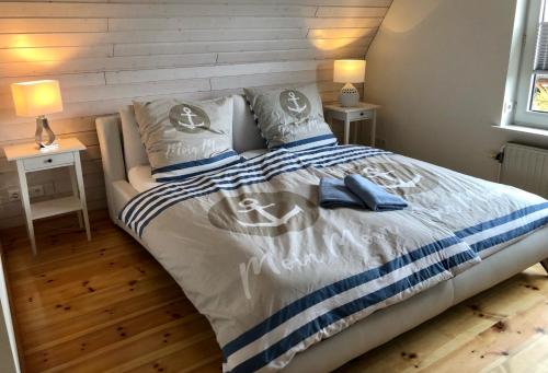 sypialnia z dużym łóżkiem z 2 lampami w obiekcie Ferienhaus Erdmann-Huus w mieście Esgrus