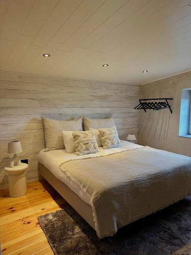 sypialnia z dużym łóżkiem w pokoju w obiekcie La Maisonnette w mieście Theux