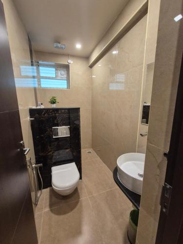 La salle de bains est pourvue de toilettes et d'un lavabo. dans l'établissement Hotel JANAS, à Tirupati