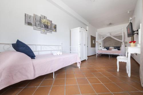 1 dormitorio con cama, mesa y espejo en Villa intera San Marco - Luxury Wine Resort, en Rosignano Monferrato