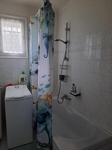 une salle de bain avec une douche, des toilettes et un lavabo dans l'établissement Au calme, plages à pieds, à Antibes